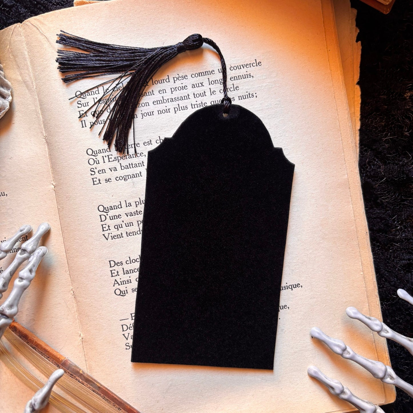 She is the killer. Marque Page forme tombe, citation. Humour noir
