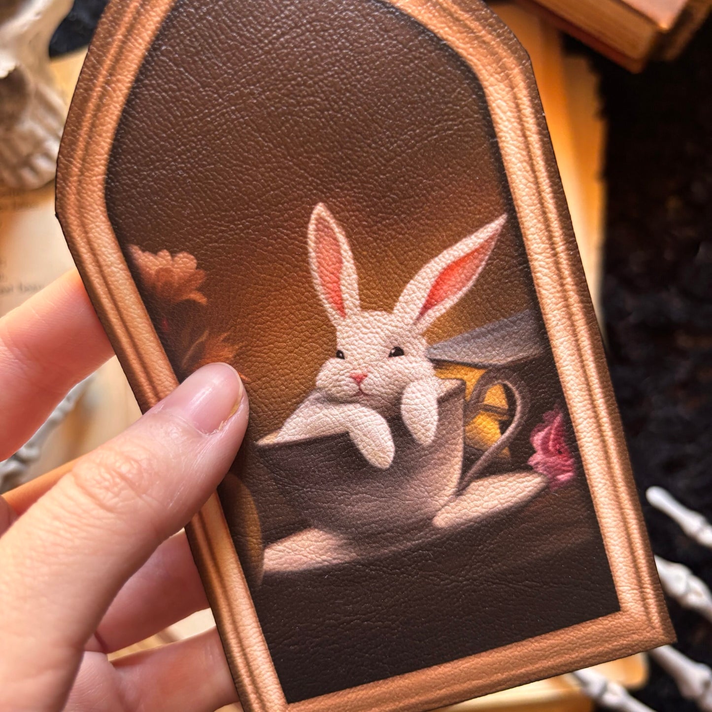 Tea time. Marque Page lapin blanc dans sa tasse de thé