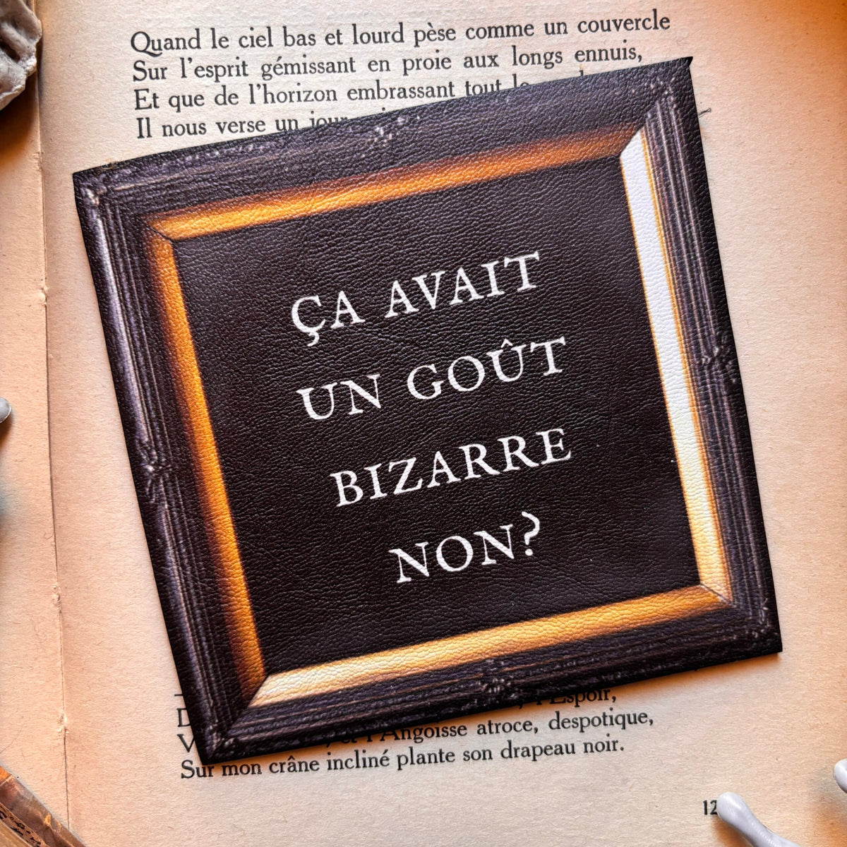 Sous-tasse gothique en simili cuir « Ça avait un goût bizarre non ? »