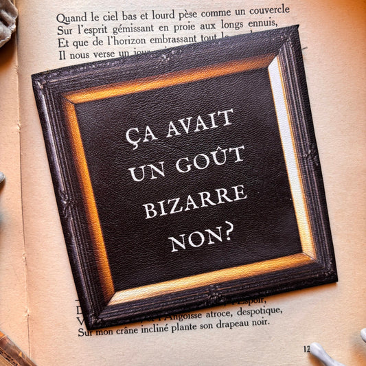 Sous-tasse gothique en simili cuir « Ça avait un goût bizarre non ? »