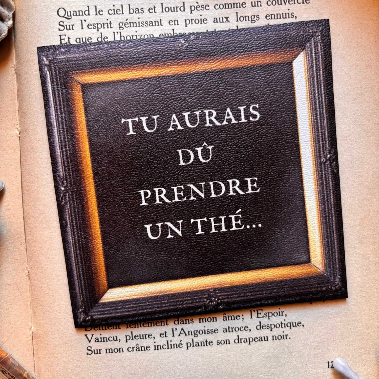 Sous-tasse gothique en simili cuir « Tu aurais dû prendre un thé... »