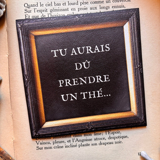 Sous-tasse gothique en simili cuir « Tu aurais dû prendre un thé... »
