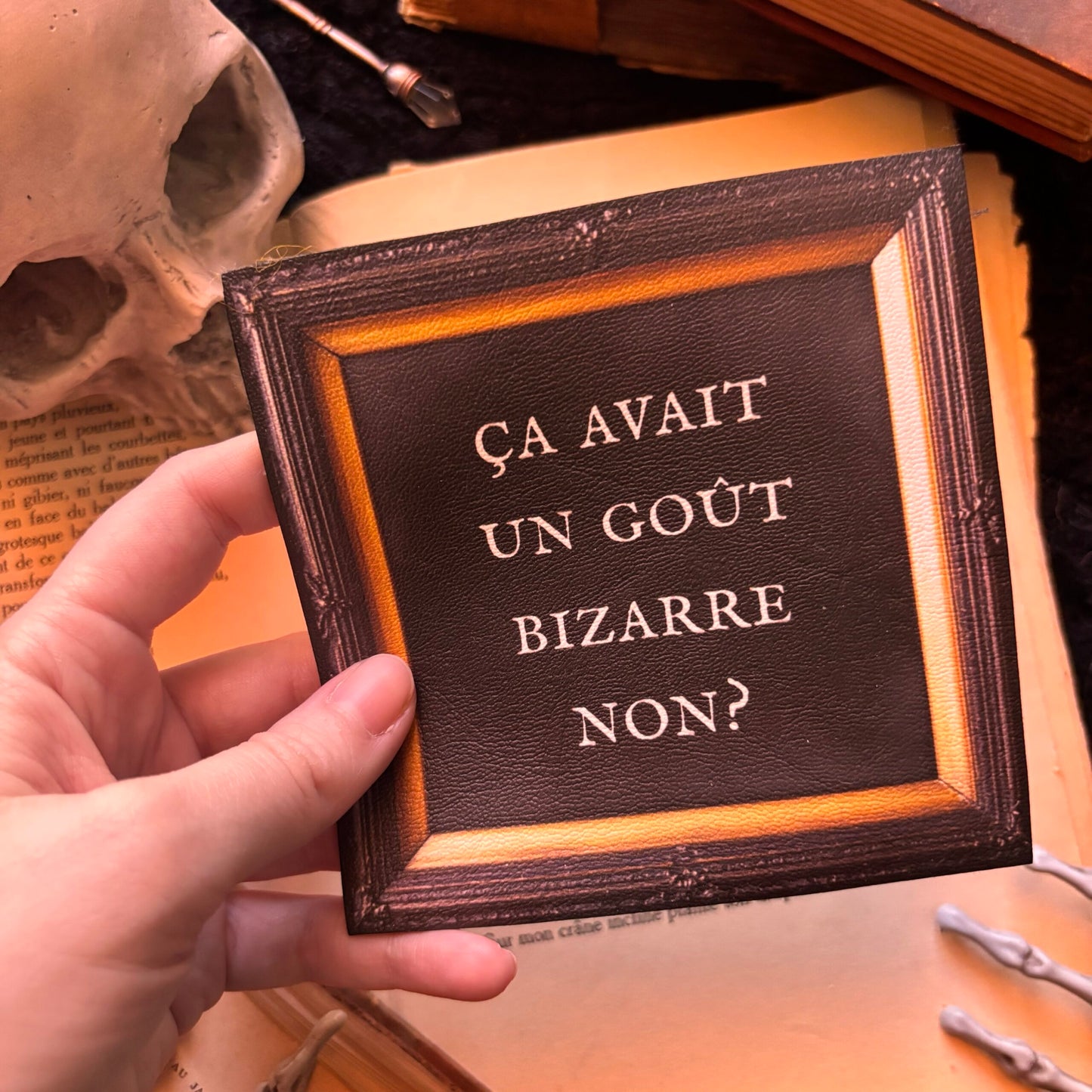 Sous-tasse gothique en simili cuir « Ça avait un goût bizarre non ? »