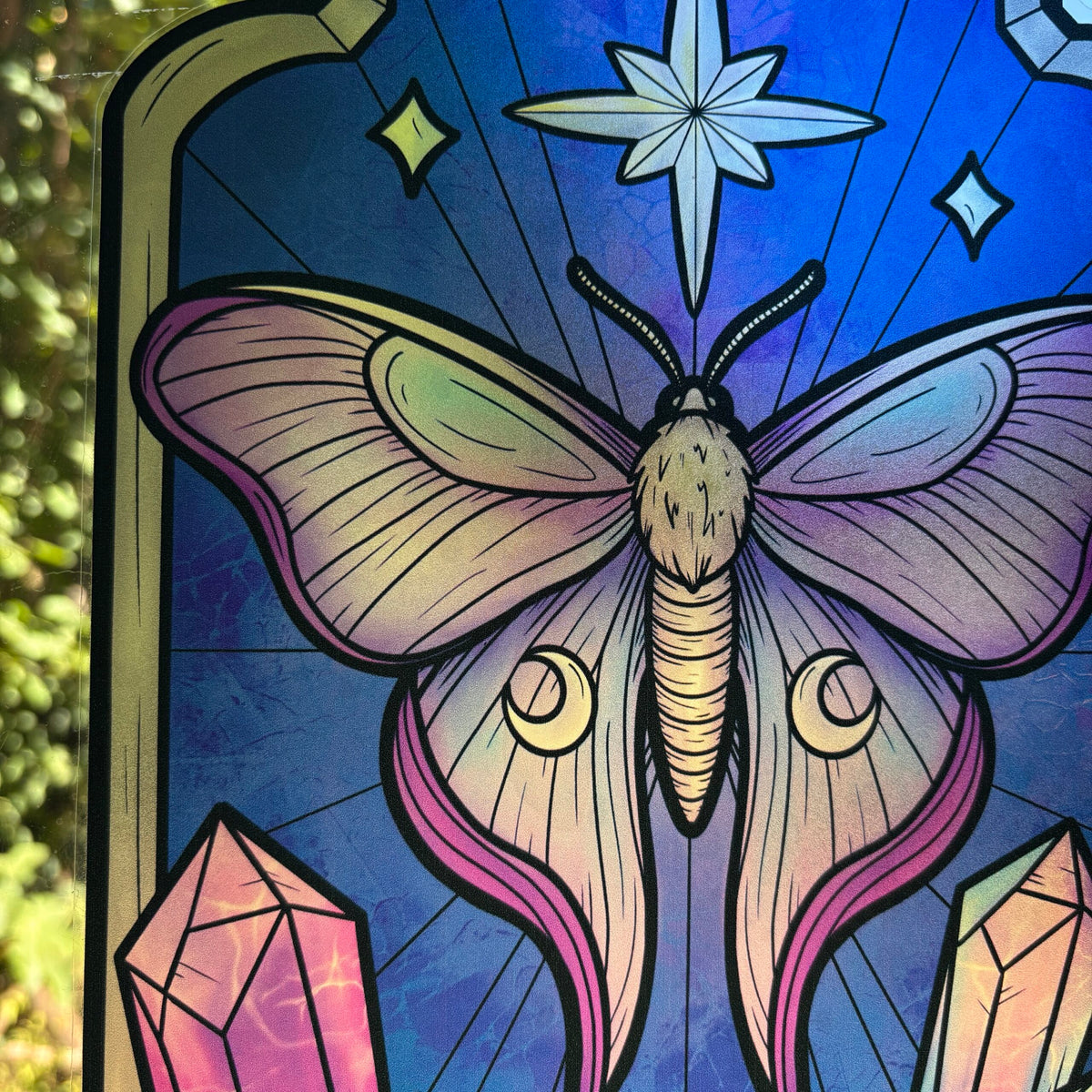 Nuit d'améthyste. Sticker fenêtre vitrail. Papillon de lune et cristaux. Décoration repositionnable à découper.