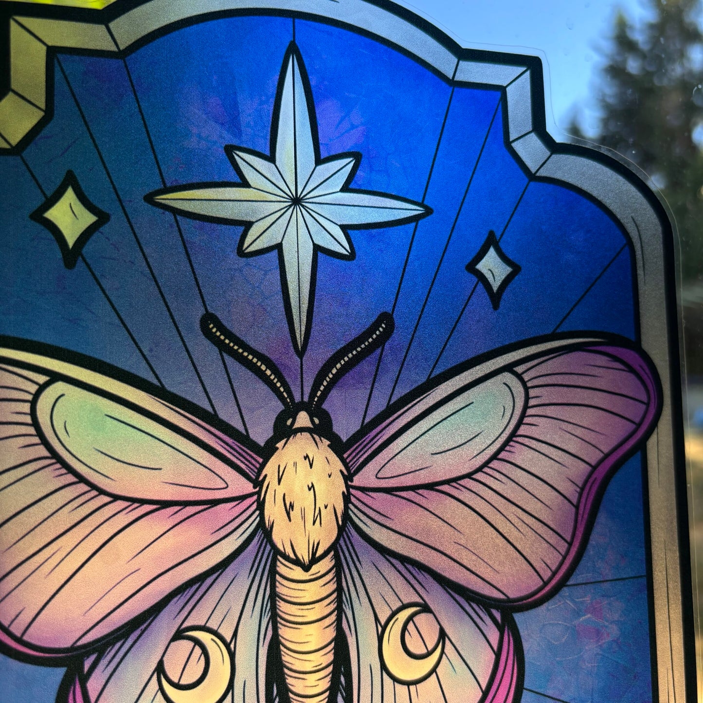Nuit d'améthyste. Sticker fenêtre vitrail. Papillon de lune et cristaux. Décoration repositionnable à découper.