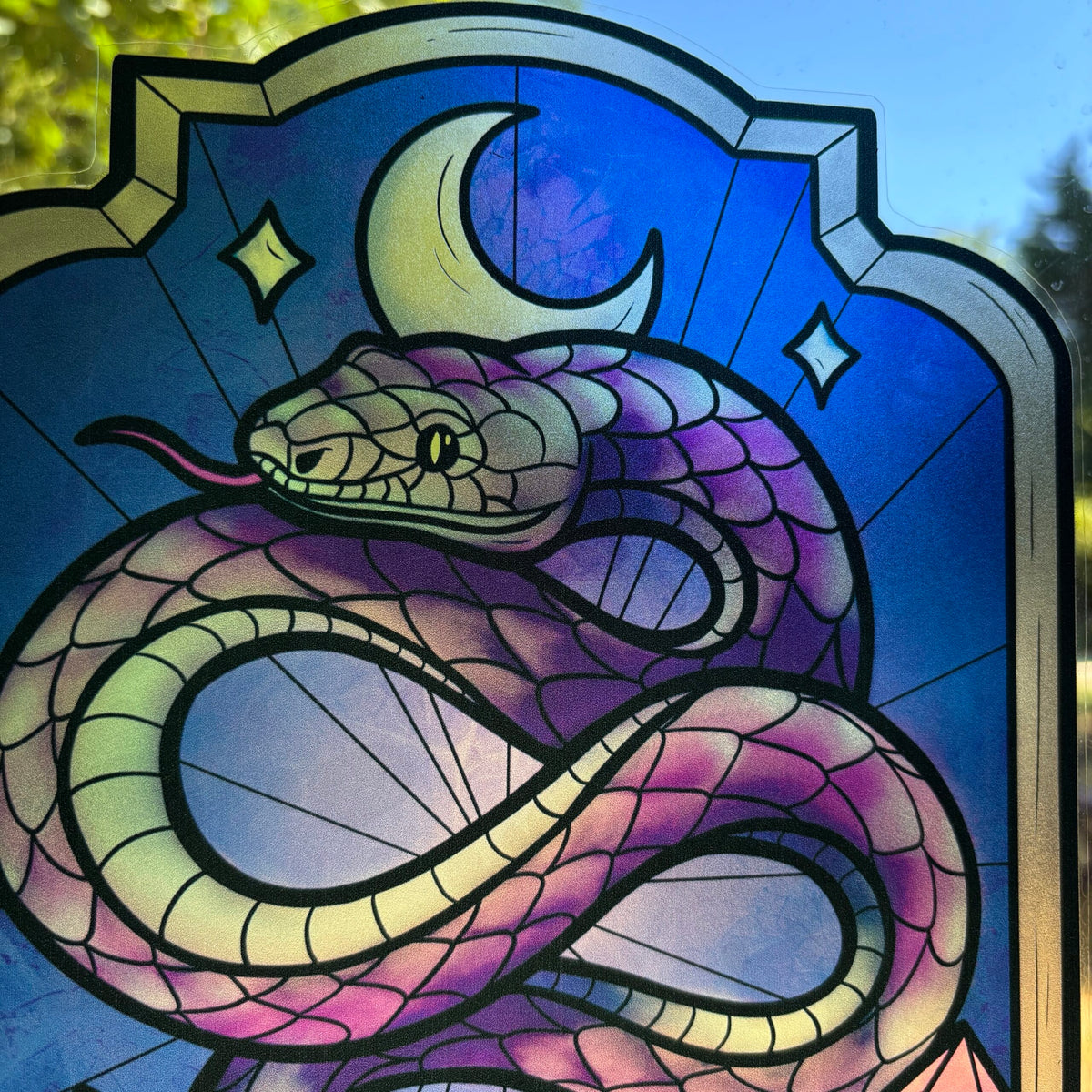 Venin d'améthyste. Sticker fenêtre vitrail. Serpent et cristaux. Décoration repositionnable à découper.
