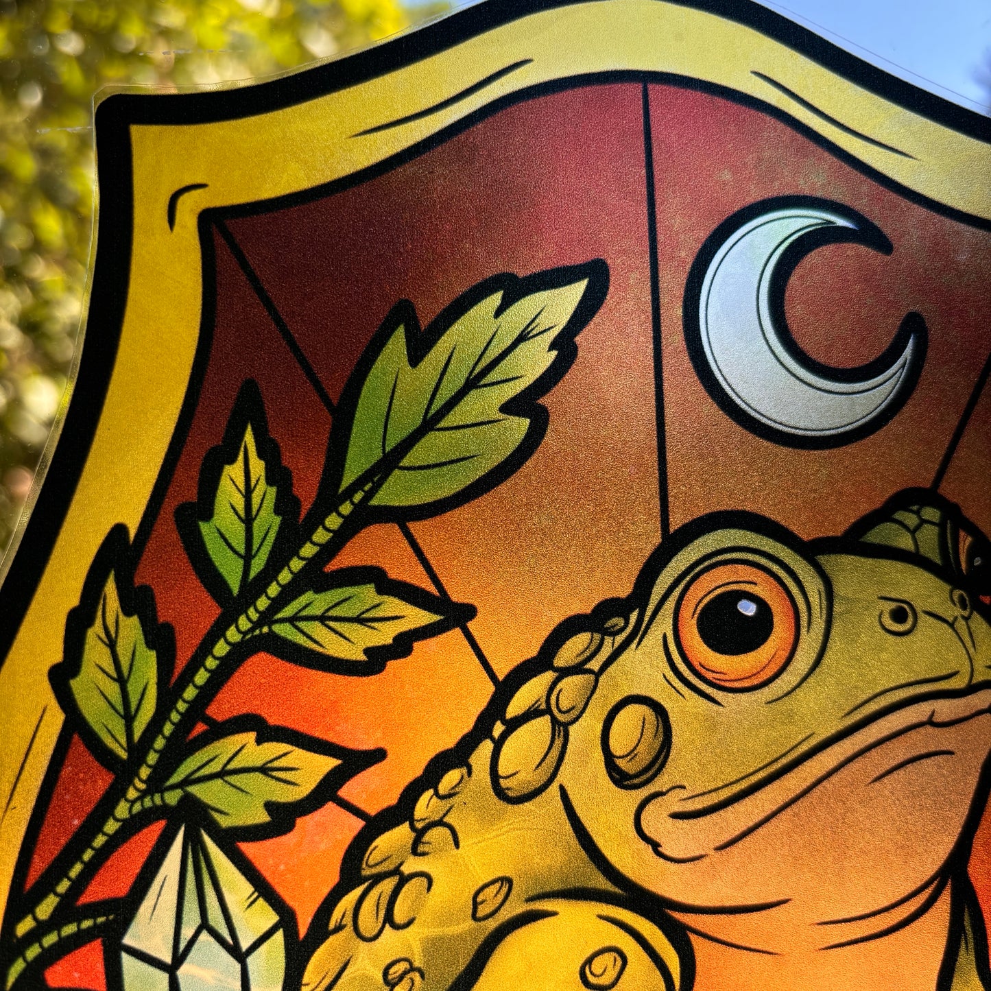 Crapaud d'émeraude. Sticker fenêtre vitrail. Crapaud lune et cristaux. Décoration repositionnable à découper