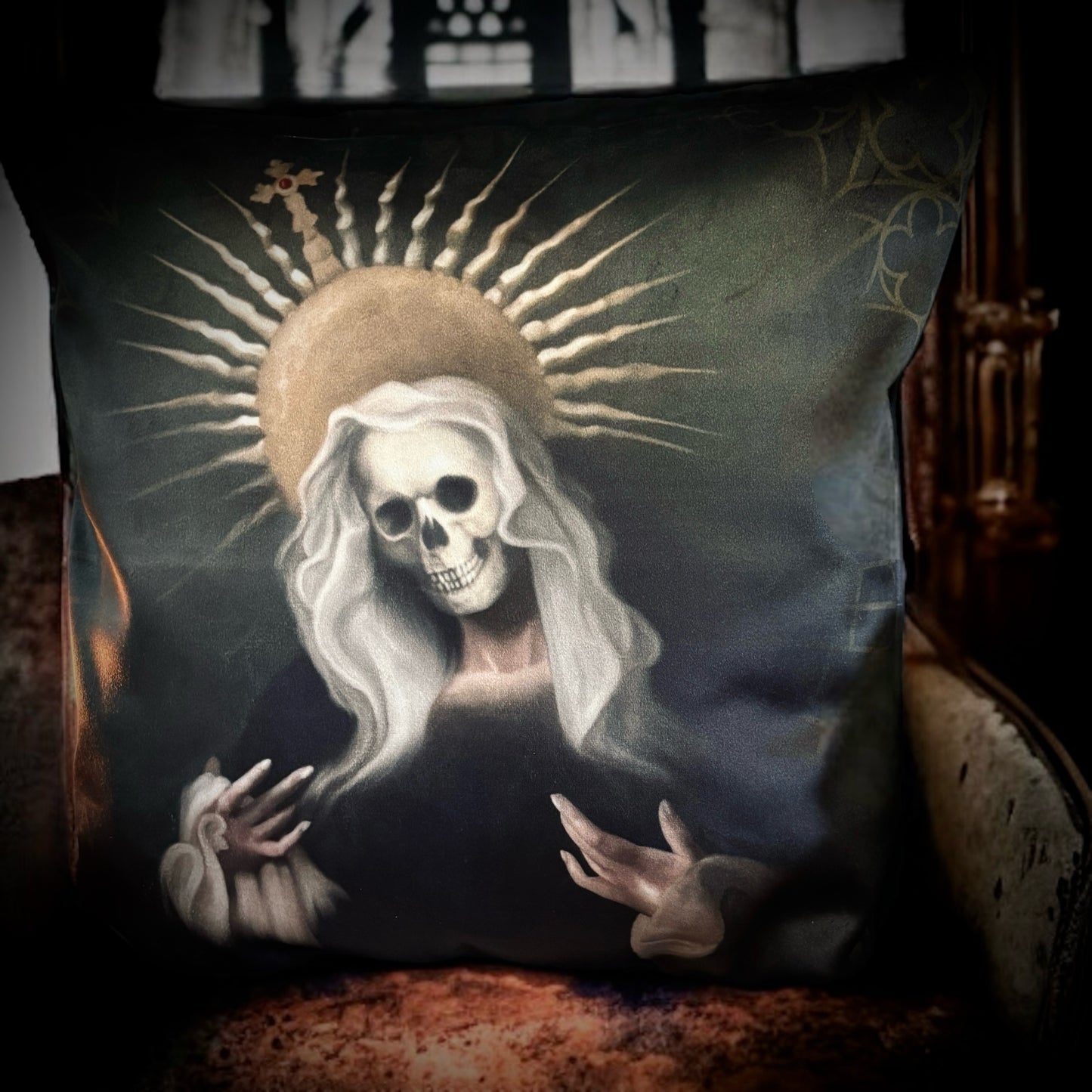 Madone Macabre. Housse de coussin