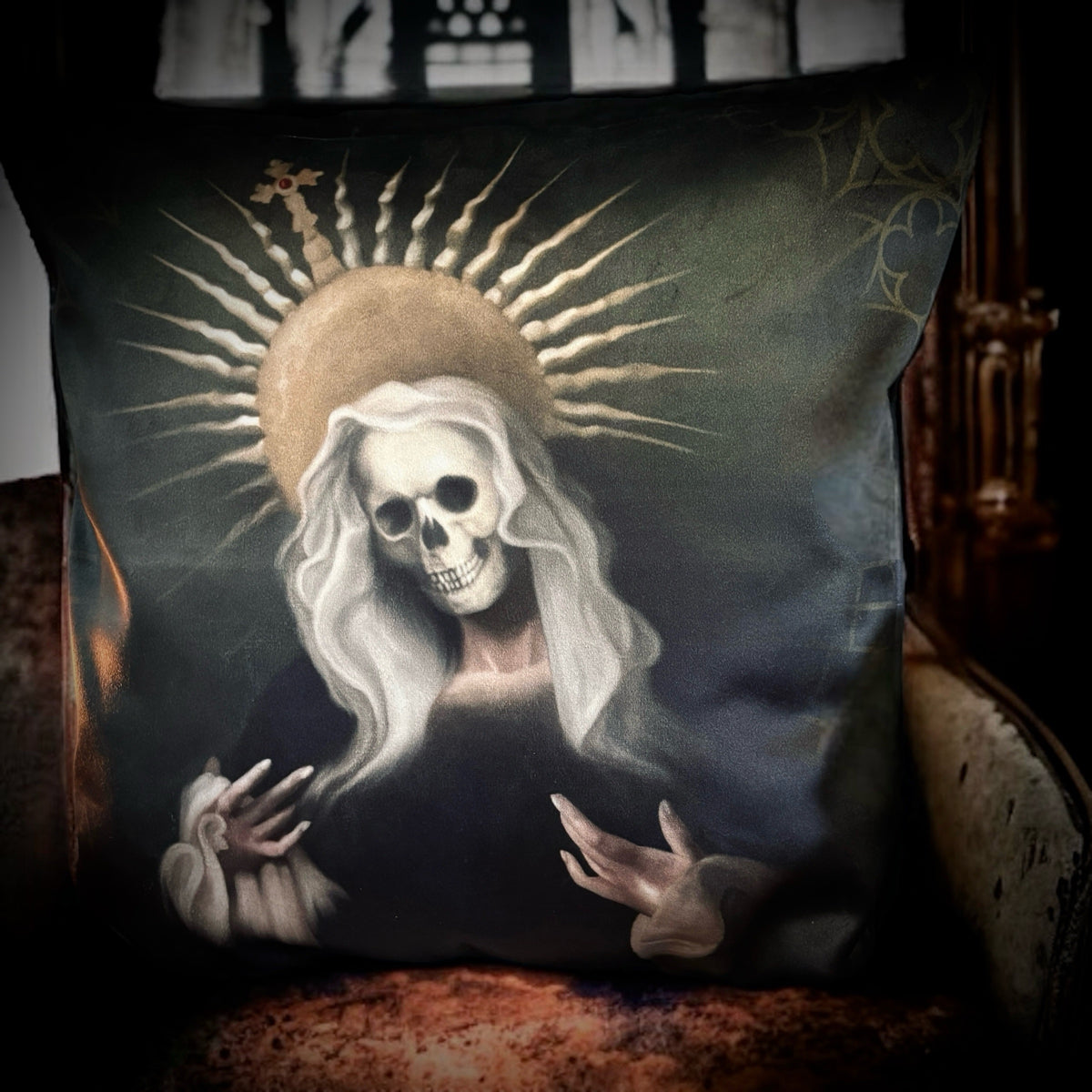 Madone Macabre. Housse de coussin