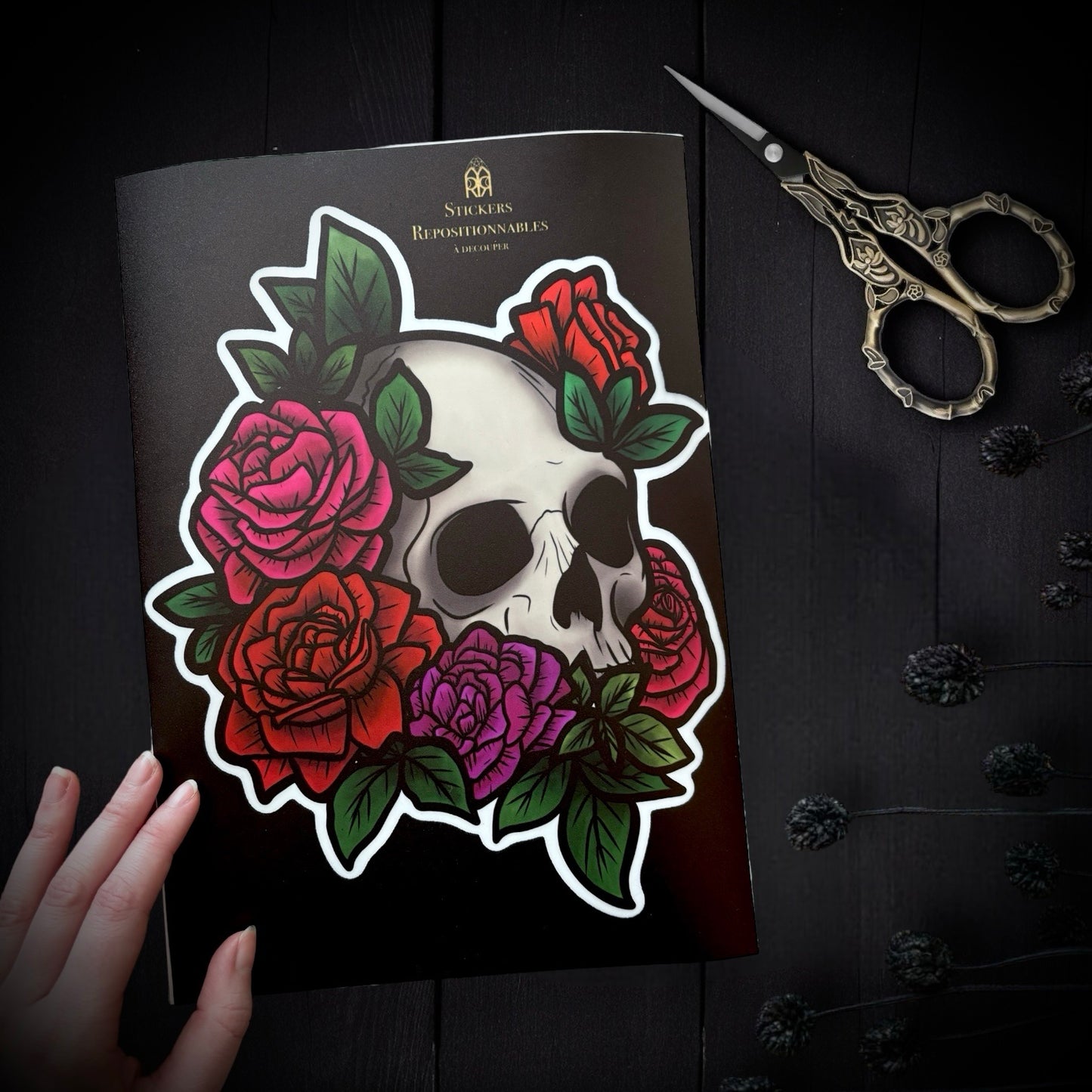 Roses macabres. À assortir aux petits coins roses. Sticker repositionnable. A4 à découper.