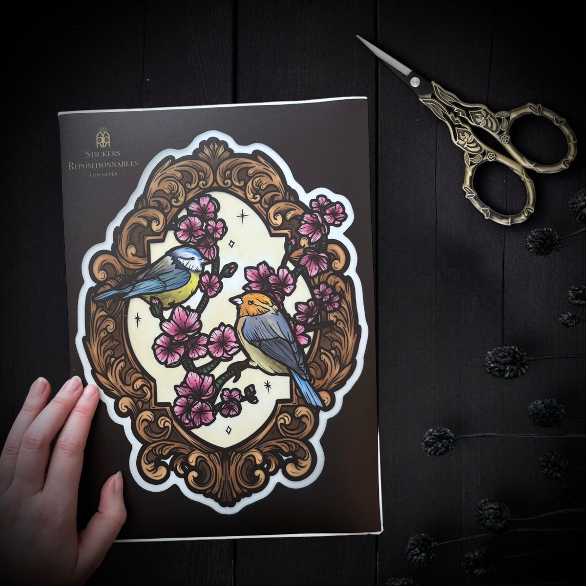 Mésanges. Sticker repositionnable. À assortir aux coins fleurs de cerisier. A4 à découper.