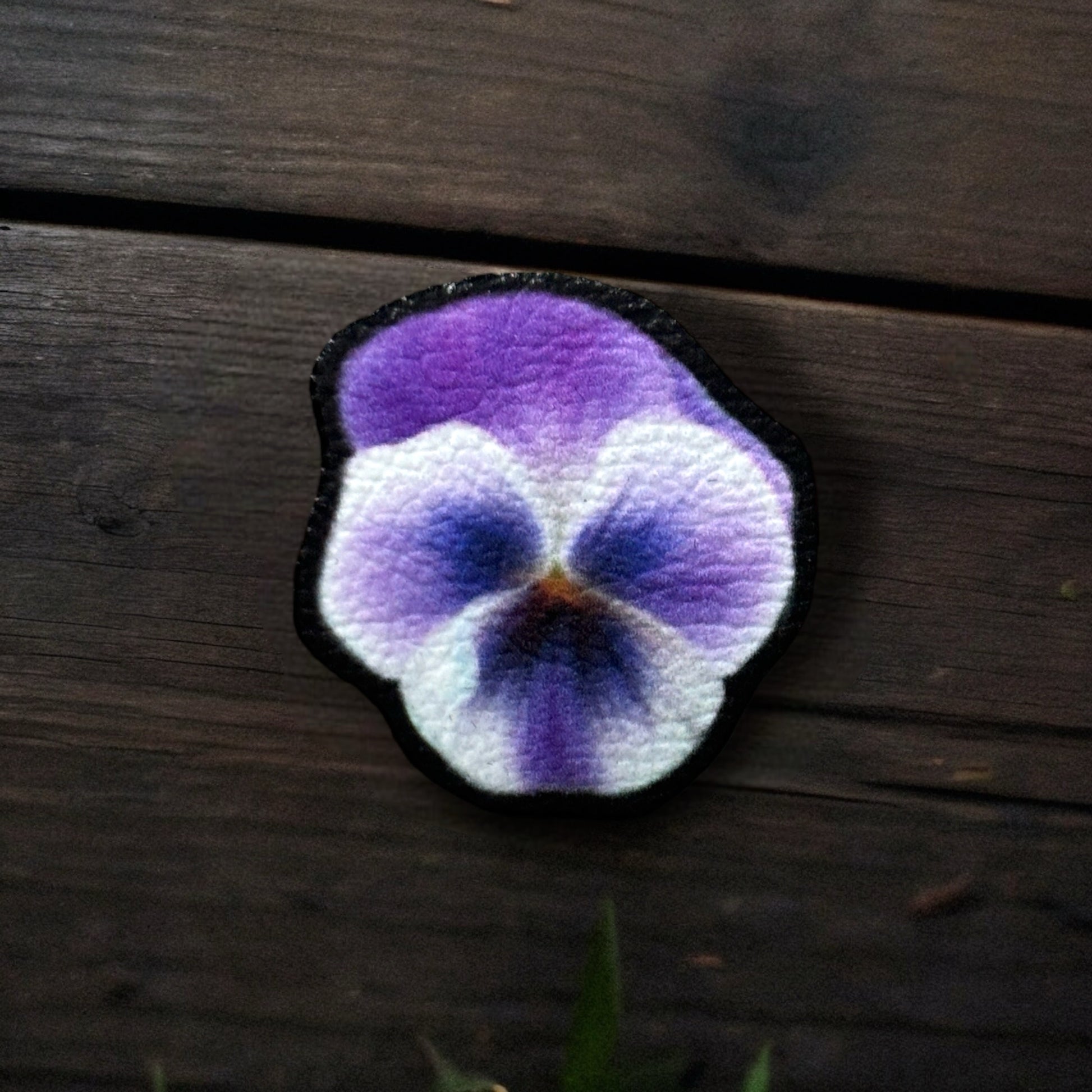 Pin’s. Pensée. Bijoux de col, sac, pull