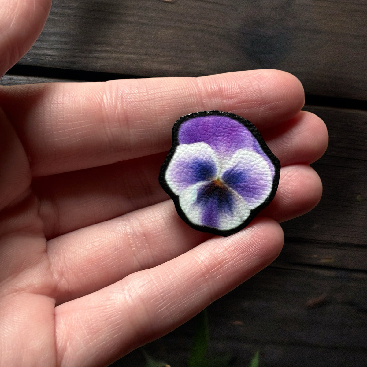 Pin’s. Pensée. Bijoux de col, sac, pull