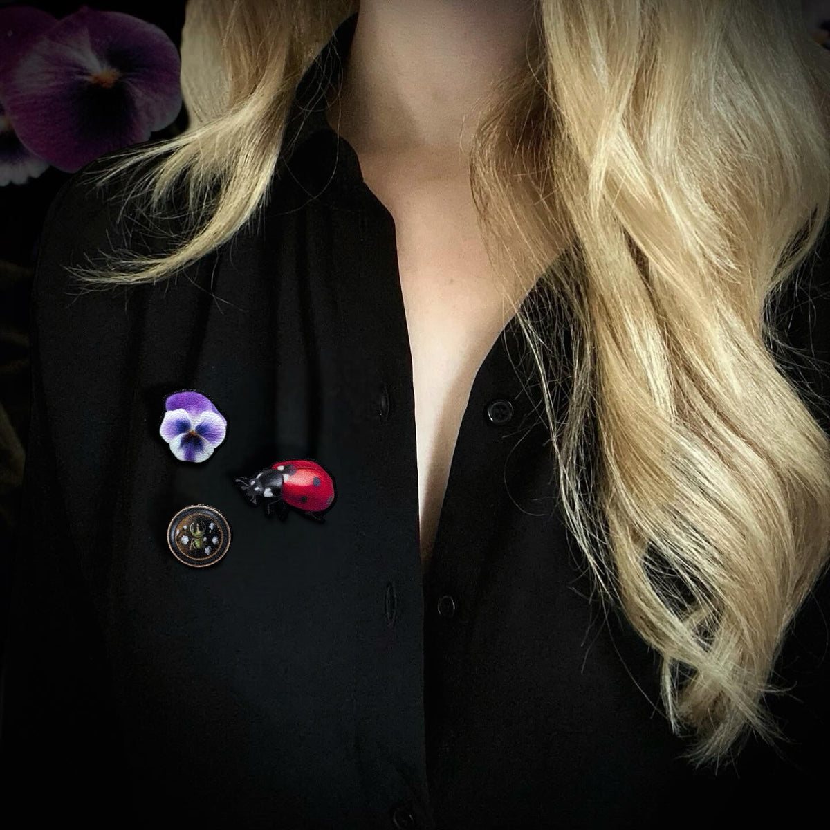 Pin’s. Pensée. Bijoux de col, sac, pull