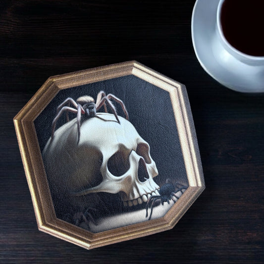 Sous Tasse. Le crâne et les araignées